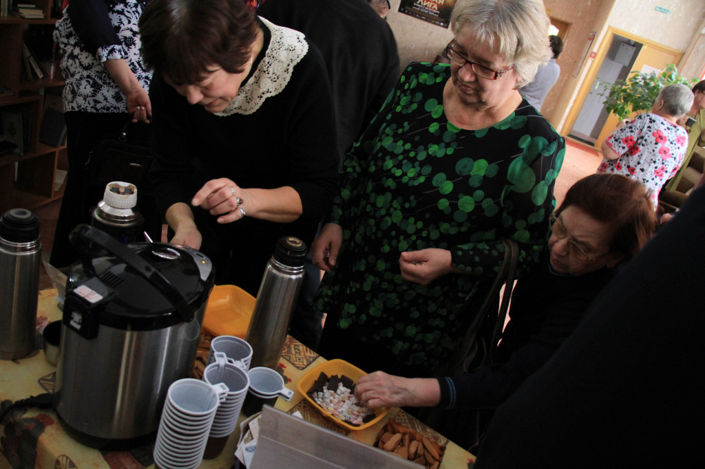 В перерыве гостей угощали чаем. Фото: Константин Бобылев, "Глобус"