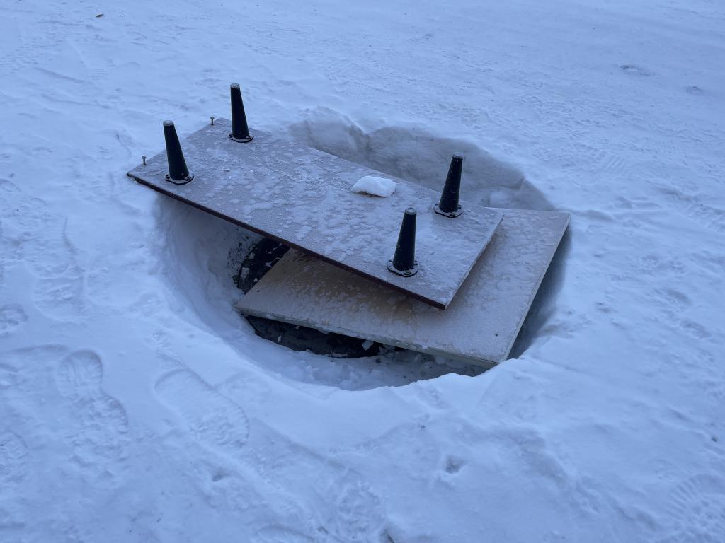 Опасное место прикрыто остатками мебели. Фото: Анна Куприянова, "Глобус"