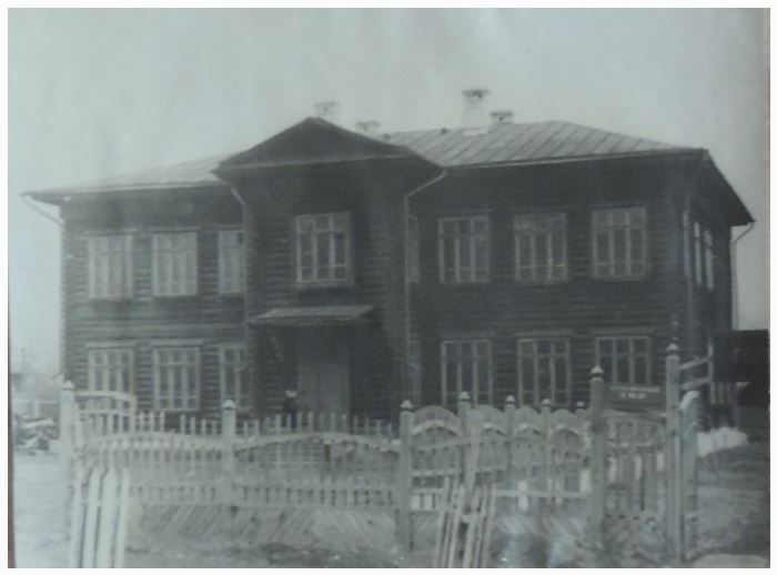 Школа №17 в 1940-е годы. Фото из фондов Серовского исторического музея, с сайта goskatalog.ru