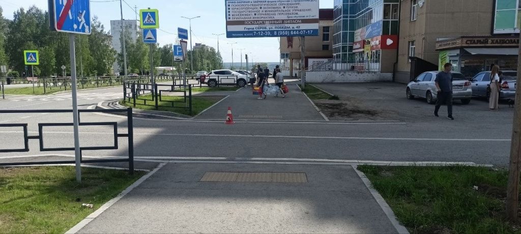 Водитель самоката катался на тротуаре. Фото: Госавтоинспекция Серова