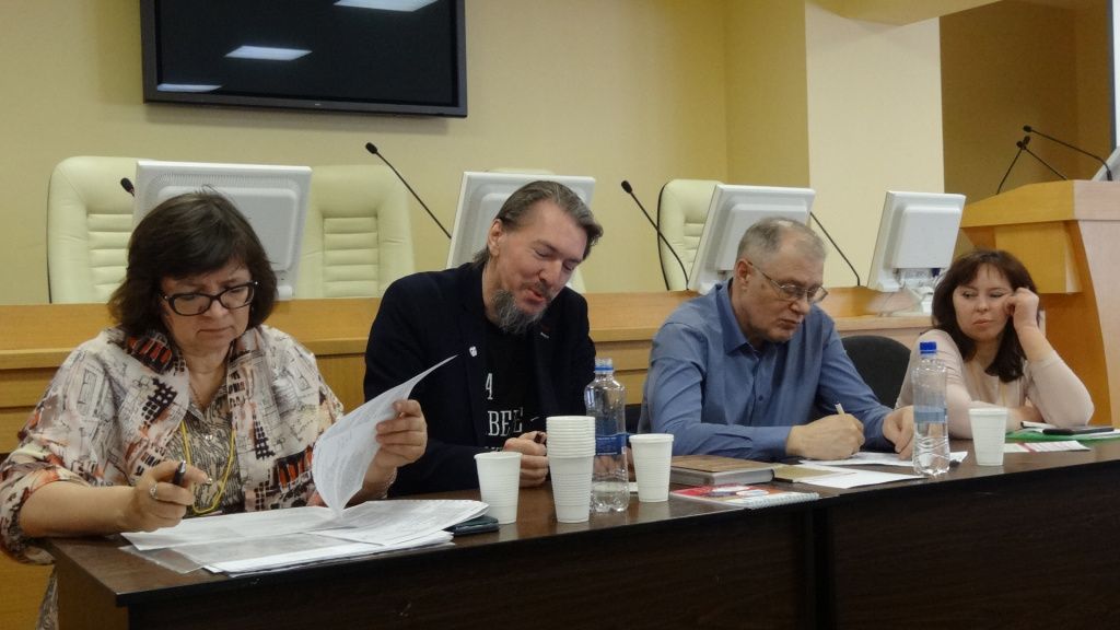 Поэтический семинар. Слева направо: Н. Ягодинцева, Д. Коржов, А. Кердан. Фото: Марина Демчук