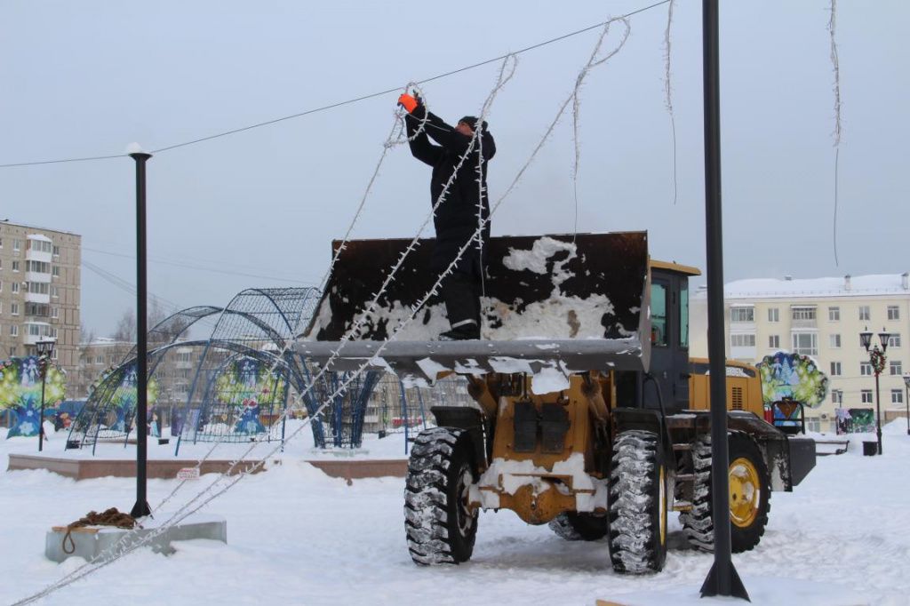 Первым делом подрядчик снял с ели гирлянду. Фото: Анна Куприянова, "Глобус"