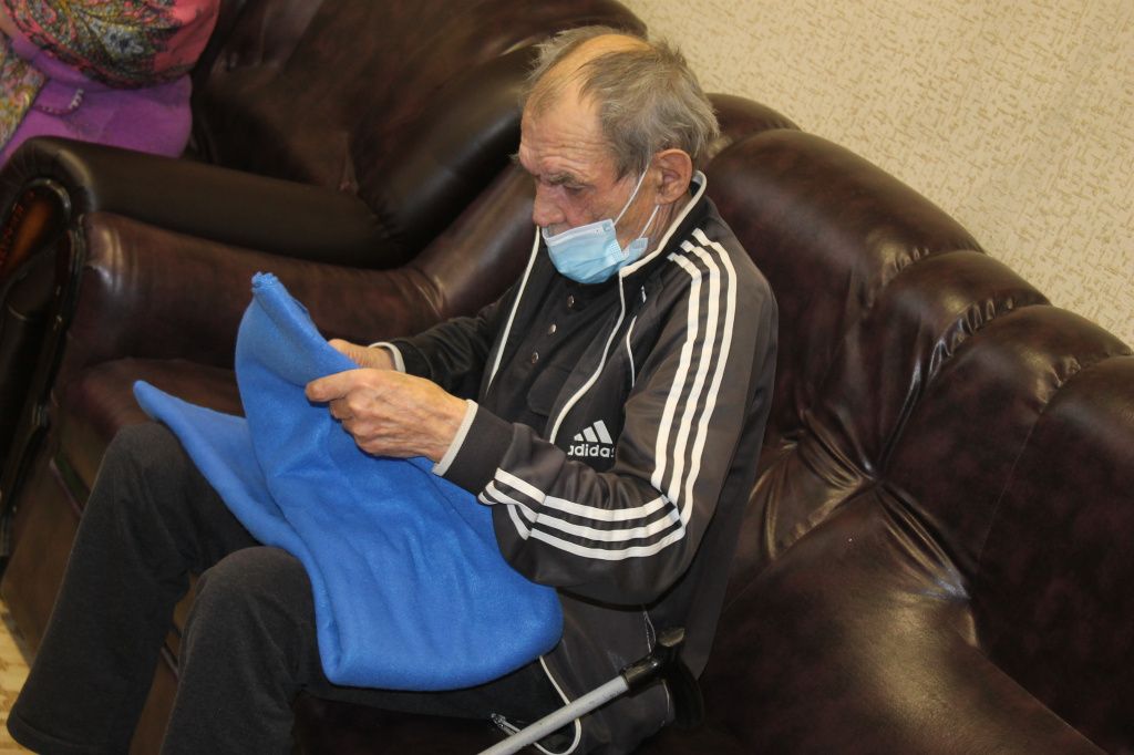 Валерия Якимов переехал в дом-интернат для престарелых и инвалидов, когда начались проблемы с ногами. Фото: Мария Чекарова, "Глобус"