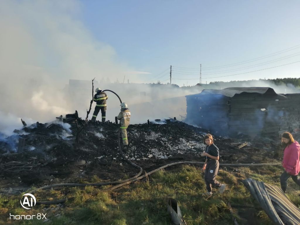 Пожар тушили серовские пожарные и добровольная пожарная дружина поселка Красноярка. Фото: Андрей Пестриков