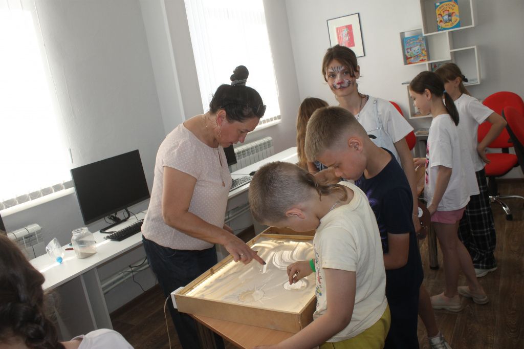 Анжелика Фотеева (слева) начала делать рисунки из песка сем лет назад. Фото: Мария Чекарова, "Глобус"