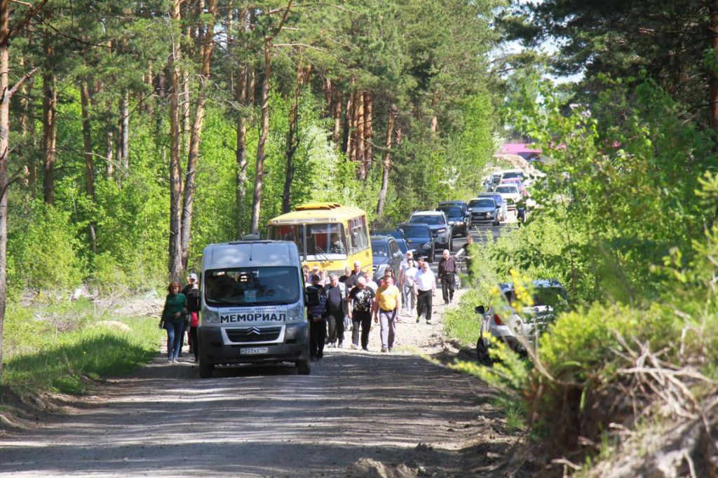 Некоторые участники траурной процессии проделали весь путь до погоста пешком. Фото: Константин Бобылев, "Глобус"