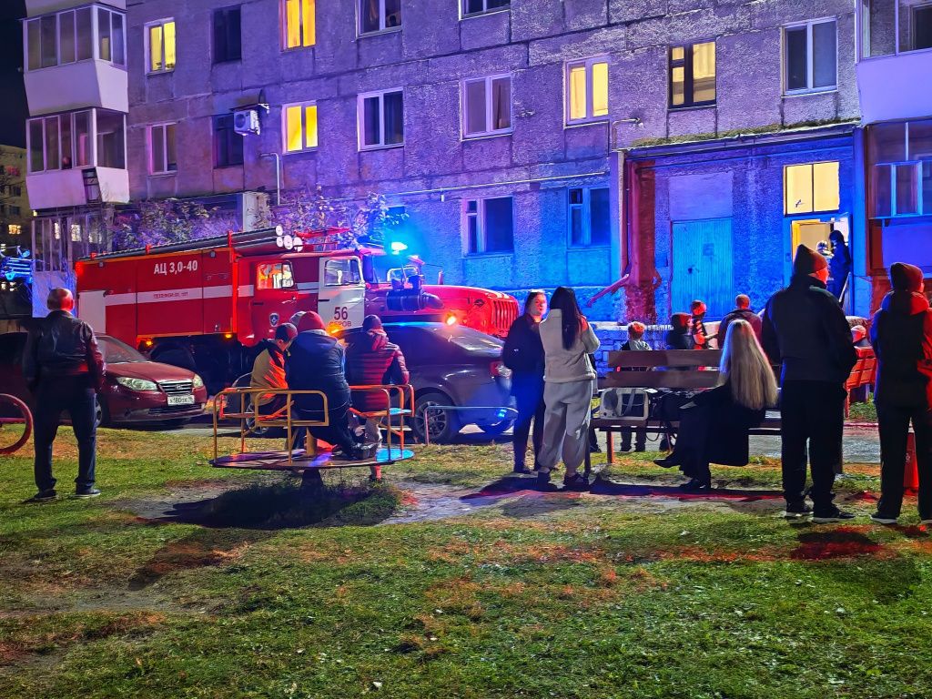 Как уточнили в ПСЧ 56, из дома № 65-а по улице Каляева самостоятельно эвакуировались 15 человек. Фото: Константин Бобылев, "Глобус"