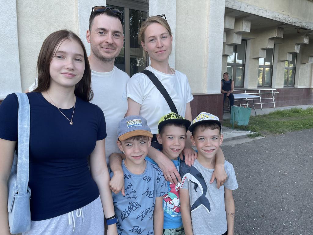 Мария и Денис Вахрушевы говорят, что сыновья отличаются друг от друга, а растить тройню не так уж сложно. Фото: Анна Куприянова, "Глобус"