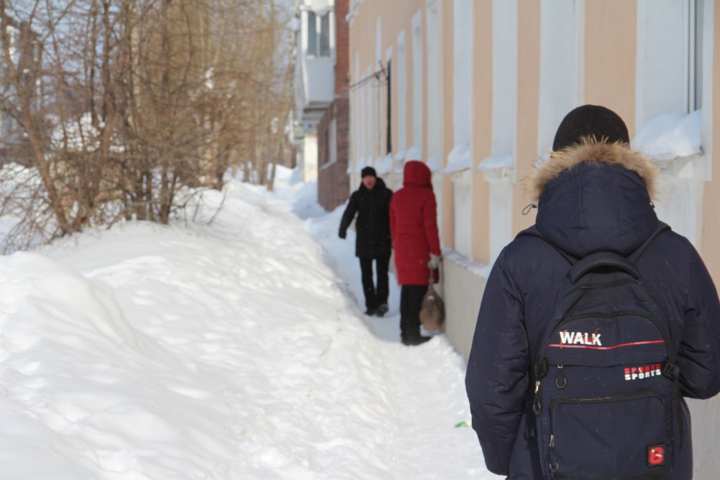 На улице Железнодорожников пешеходы прижимаются к стенам дома или отступают в снег. Фото: Анна Куприянова, "Глобус"