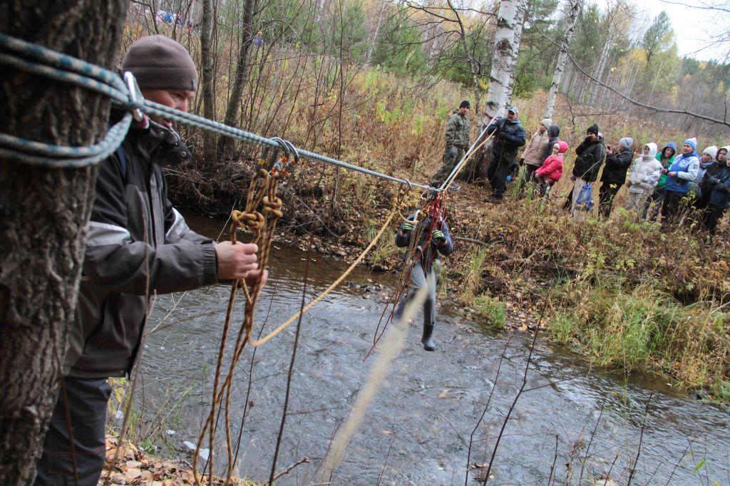 Любой желающий мог попробовать переправиться через реку. Фото: Константин Бобылев, "Глобус"