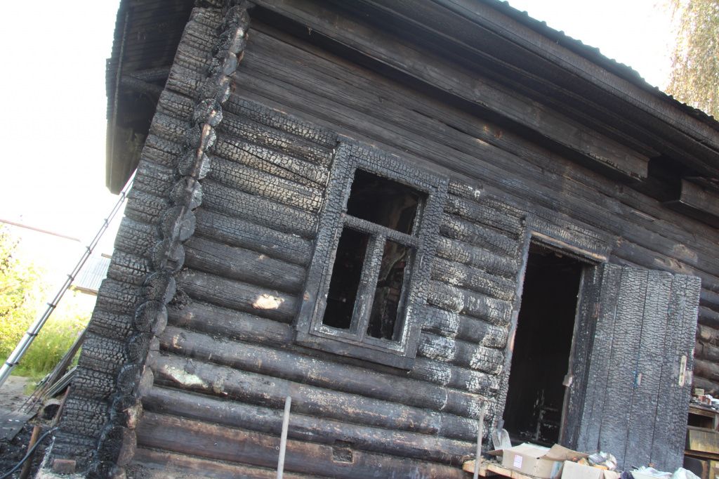 Огонь опалил внешние стены дома. Фото: Анна Куприянова, "Глобус"