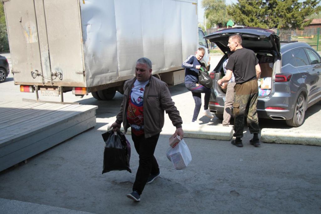 Продукты, собранные краснотурьинцами, выгрузили в РКСК. Их раздадут нуждающимся. Фото: Константин Бобылев, "Глобус"