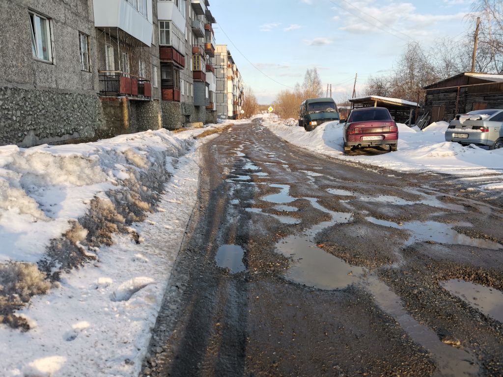 На состояние дороги жаловались жители многоквартирных домов №№63, 65 и 65-а по улице Каляева. Фото: Константин Бобылев, "Глобус"
