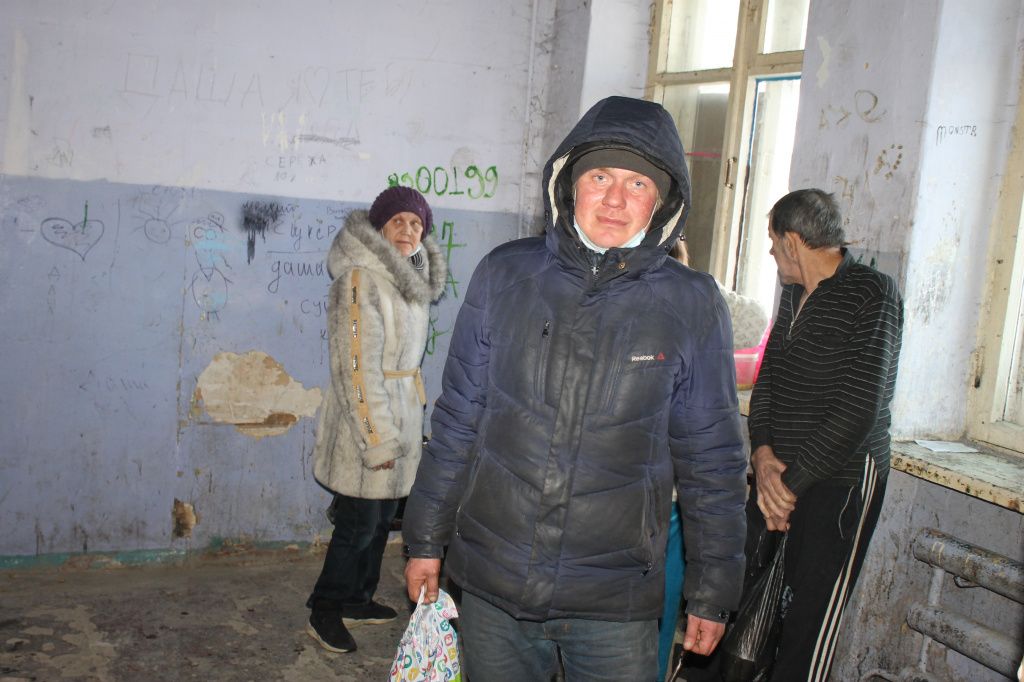 Каждые выходные Иван приходит к общежитию, чтобы взять горячее питание и отнести женщинам, которым он помогает. Фото: Мария Чекарова, "Глобус"