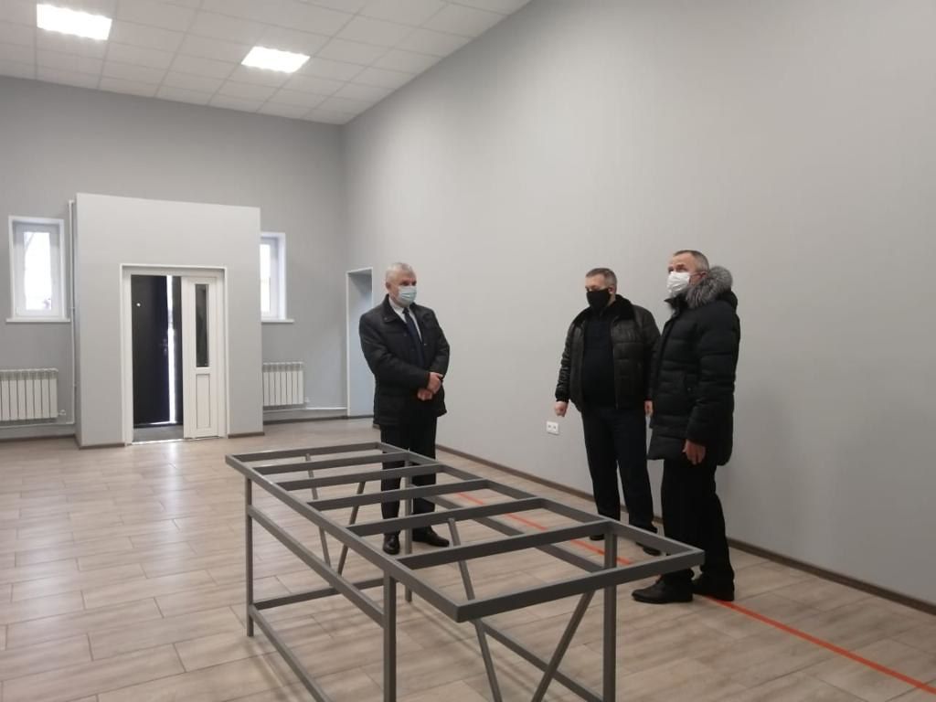 Дмитрий Киреев демонстрирует новый прощальный зал в Лобве главе Новолялинского городского округа Сергею Бондаренко и председателю местной Думы Виктору Горбунову. Фото: из личного архива Дмитрия Киреева