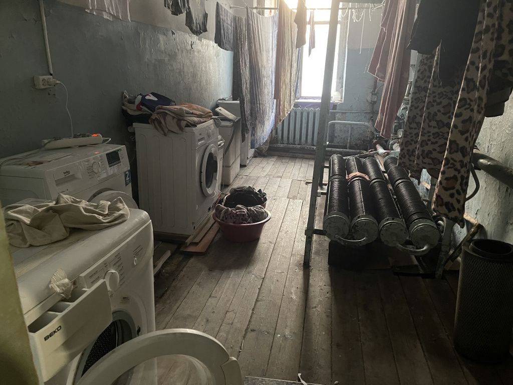 По словам Надежды Фиониной, она в этом помещении сама проводила воду. Сейчас этим пользуются все. Фото: Анна Куприянова, "Глобус"