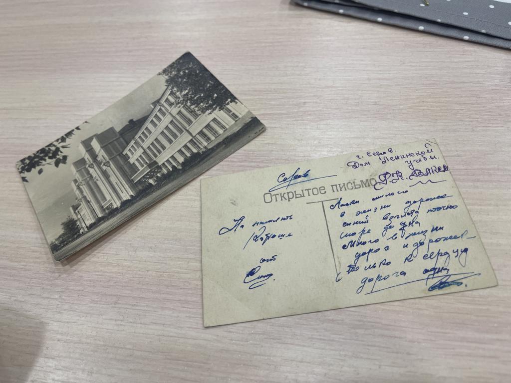 На фотооткрытке запечатлен Дворец культуры металлургов. Фото: Анна Куприянова, "Глобус"