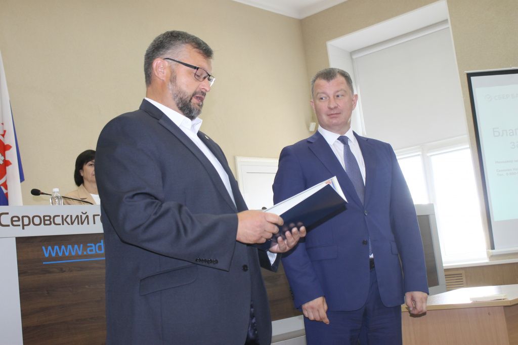 Глава Серова Василий Сизиков вручил председателю Серовской городской ТИК Константин Воронин Благодарность от губернатора Свердловской области. Фото: Мария Чекарова, "Глобус"