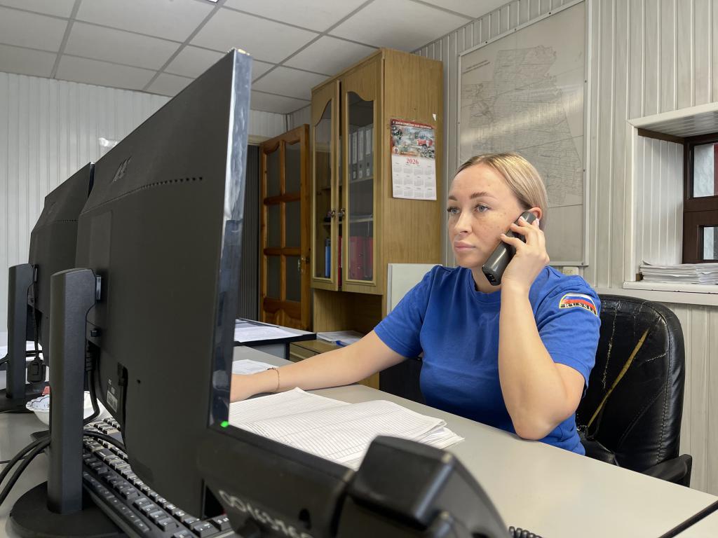 Стажер Дарья Шкитина пришла работать в пожарную охрану 1 апреля. Фото: Анна Куприянова, "Глобус"