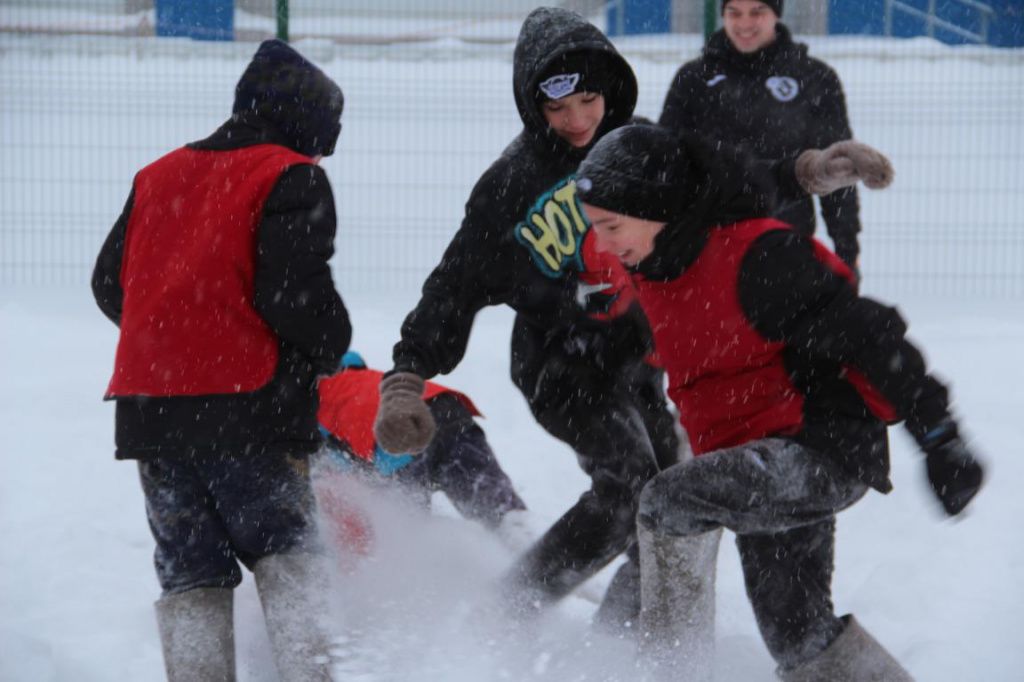 Турнир открыли игрой серовчан (в красных майках) и школьников из Красноярки. Фото: Анна Куприянова, "Глобус"