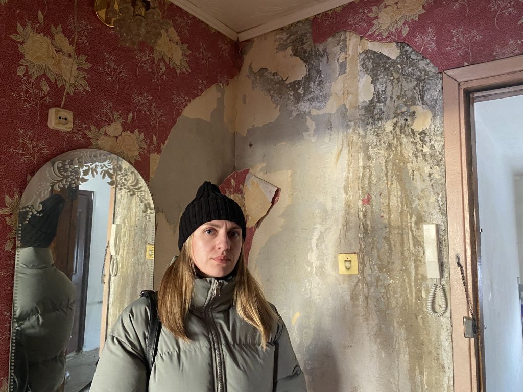 Ксения Духанина не может начать ремонт в квартире из-за проблем с крышей. Фото: Анна Куприянова, "Глобус"