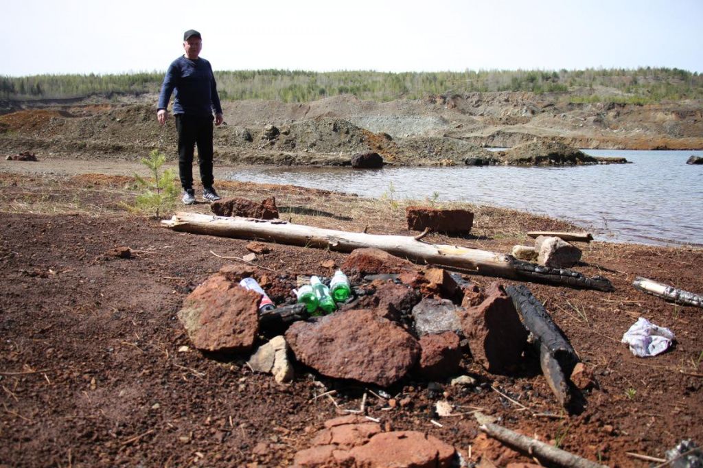 Виктор Бельцев отмечает, что мусор, оставленный отдыхающими, скоро окажется под водой. Фото: Константин Бобылев, "Глобус"