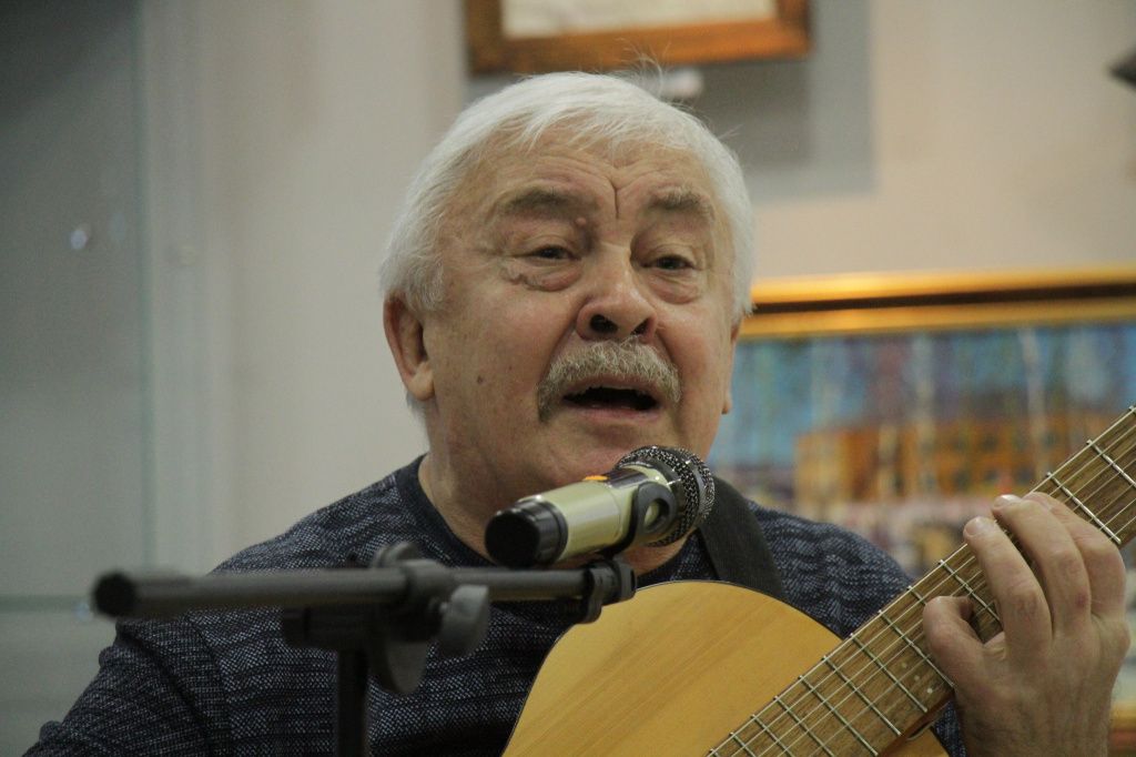 Павел Попов - один из немногих исполнителей, кто в наше время играет на семиструнной гитаре. Фото: Константин Бобылев, "Глобус"