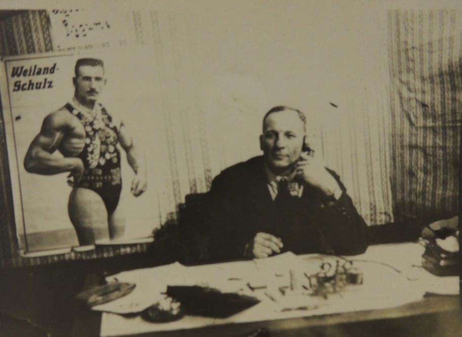 Директор цирка Кристап Вейланд-Шульц в своем кабинете. Фото из фондов Серовского исторического музея, с сайта goskatalog.ru