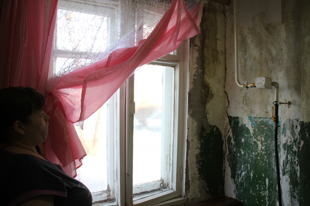 В стенах квартиры Яны Скрынник трещины. Фото: Константин Бобылев, "Глобус"