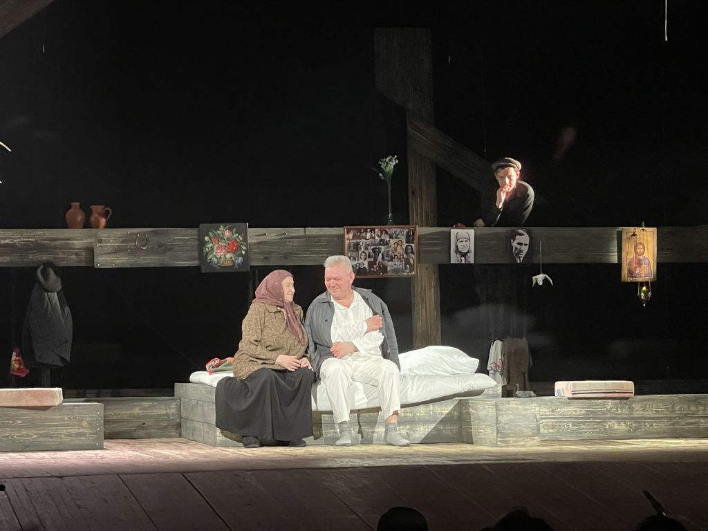 Как отметил критик, спектакль "Одни" - интересное и новое прочтение произведений Василия Шукшина. Фото: Анна Куприянова, архив "Глобуса" Как отметил критик, спектакль "Одни" - интересное и новое прочтение произведений Василия Шукшина. Фото: Анна Куприянова, архив "Глобуса"Шк