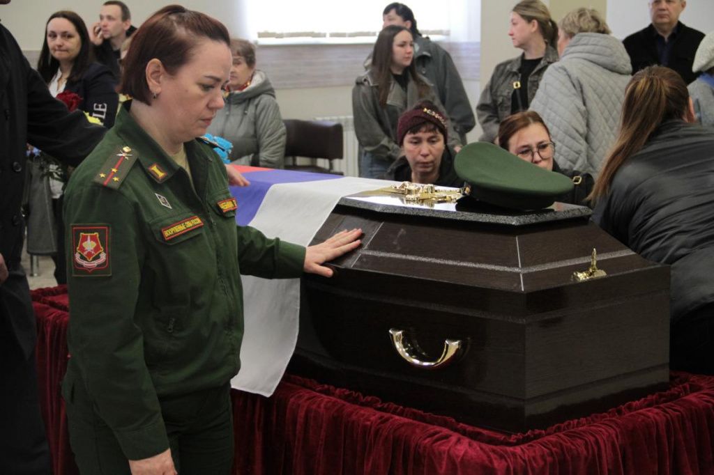 На прощании присутствовала военный комиссар Татьяна Чебыкина. Фото: Константин Бобылев, "Глобус" На прощании присутствовала военный комиссар Татьяна Чебыкина. Фото: Константин Бобылев, "Глобус"