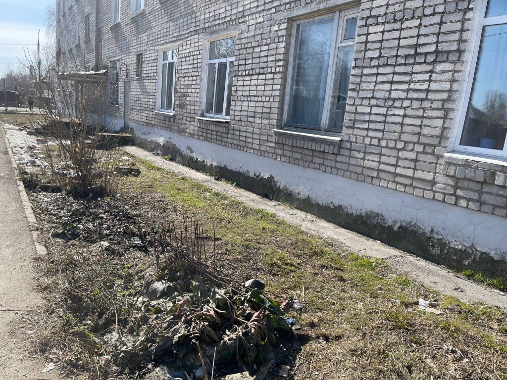 В начале апреля у стен дома был порядок. Фото: Анна Куприянова, "Глобус"