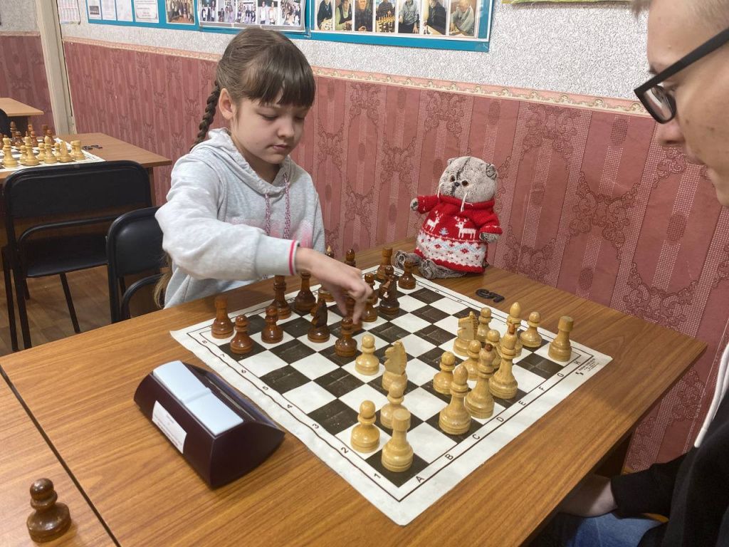 Николь Жукова увлекается шахматами 5 лет. Два года ее на соревнованиях поддерживает кот-талисман Фото: Анна Куприянова, "Глобус"