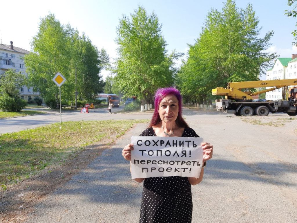 2 июля, на тополиной аллее по улице Заславского вновь стоял человек с плакатом в защиту деревьев. Это была Нина Ахметзянова. Фото предоставлено читателем