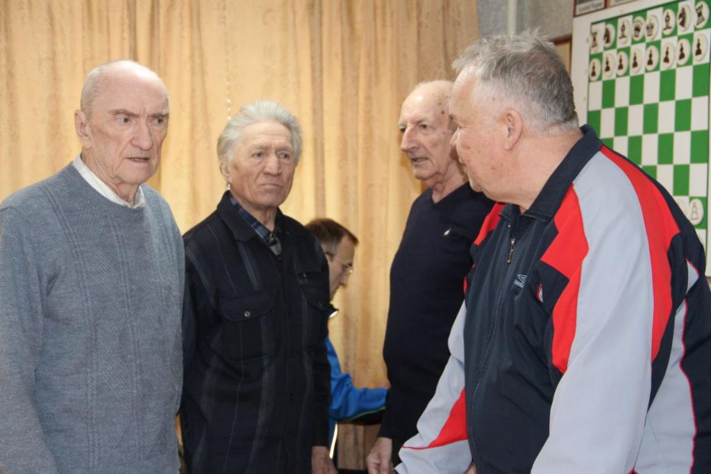 Перед игрой мужчины собрались отдельно и что-то увлеченно обсудили. Фото: Анна Куприянова, "Глобус"