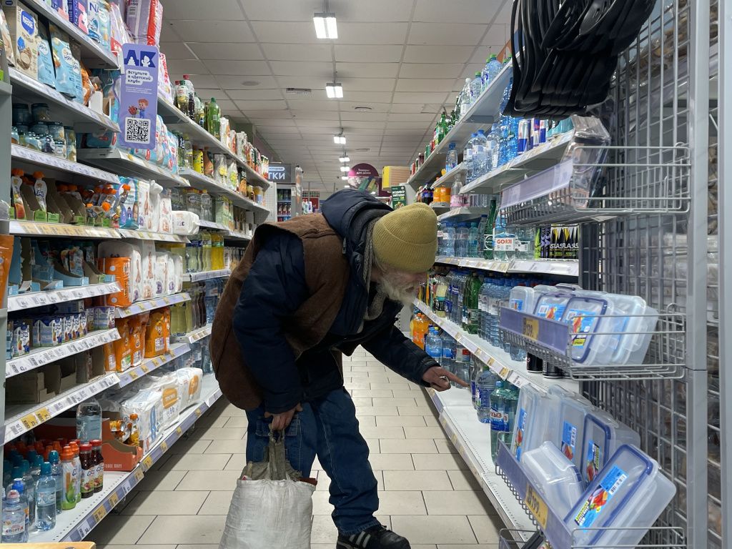 Периодически Павел наведывается в магазин. Фото: Анна Куприянова, "Глобус"