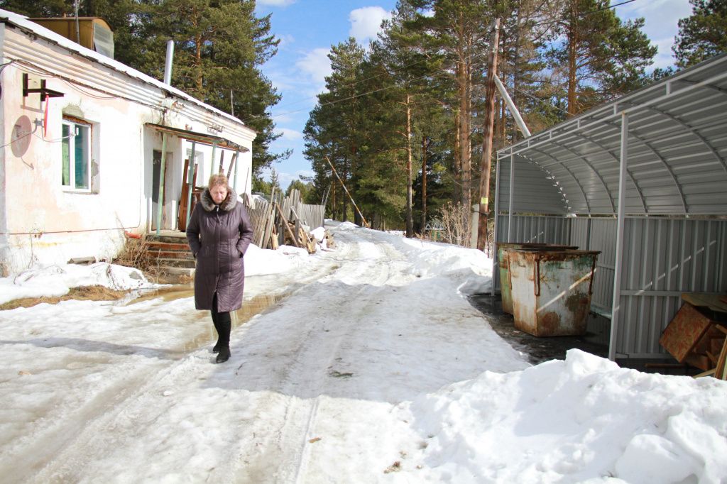 Между домом и контейнерной площадкой Любовь Чеславовна насчитала около 5-6 шагов. Фото: Константин Бобылев, "Глобус"