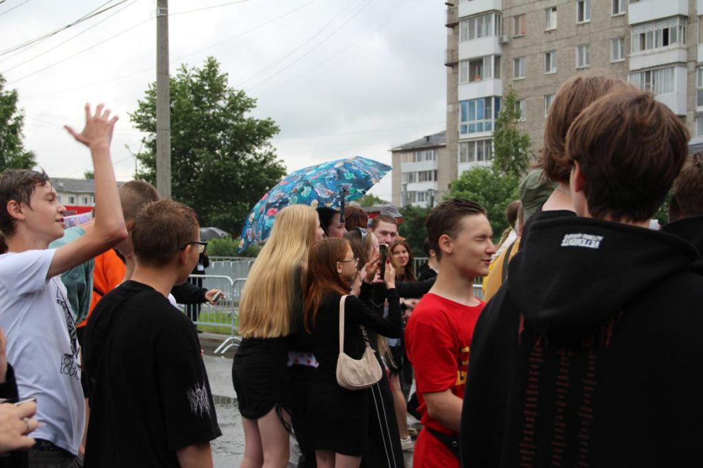 Молодежь старалась пробраться поближе к сцене. Фото: Анна Куприянова, "Глобус"