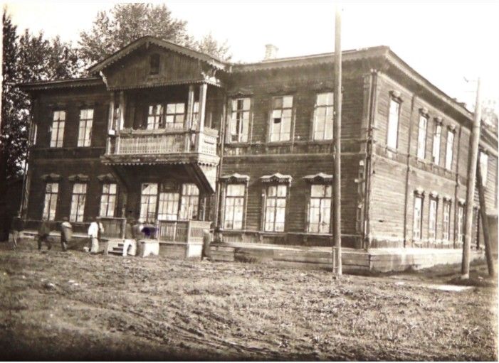 Первая елка в Надеждинске была поставлена в 1895 году. Размещена она была на первом этаже Клуба служащих. Фото из фондов Серовского исторического музея, с сайта goskatalog.ru