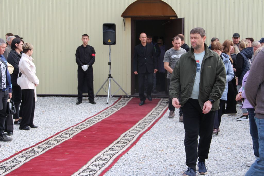 От выхода из траурного зала вела красная ковровая дорожка. Фото: Анна Куприянова, "Глобус" От выхода из траурного зала вела красная ковровая дорожка. Фото: Анна Куприянова, "Глобус"