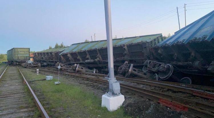 В мае 2022 года на станции Полуночное с путей сошли 7 вагонов с щебнем. Фото: Уральская транспортная прокуратура