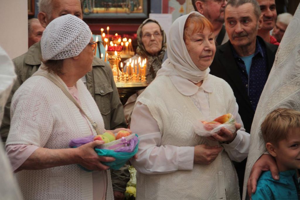 Люди принесли в храм фрукты и овощи, выращенные на своих огородах. Фото: Константин Бобылев, "Глобус"