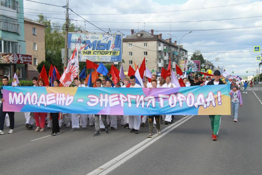 Во главе колонны несли баннер с надписью "Молодежь - энергия города!". Фото: Константин Бобылев, "Глобус"