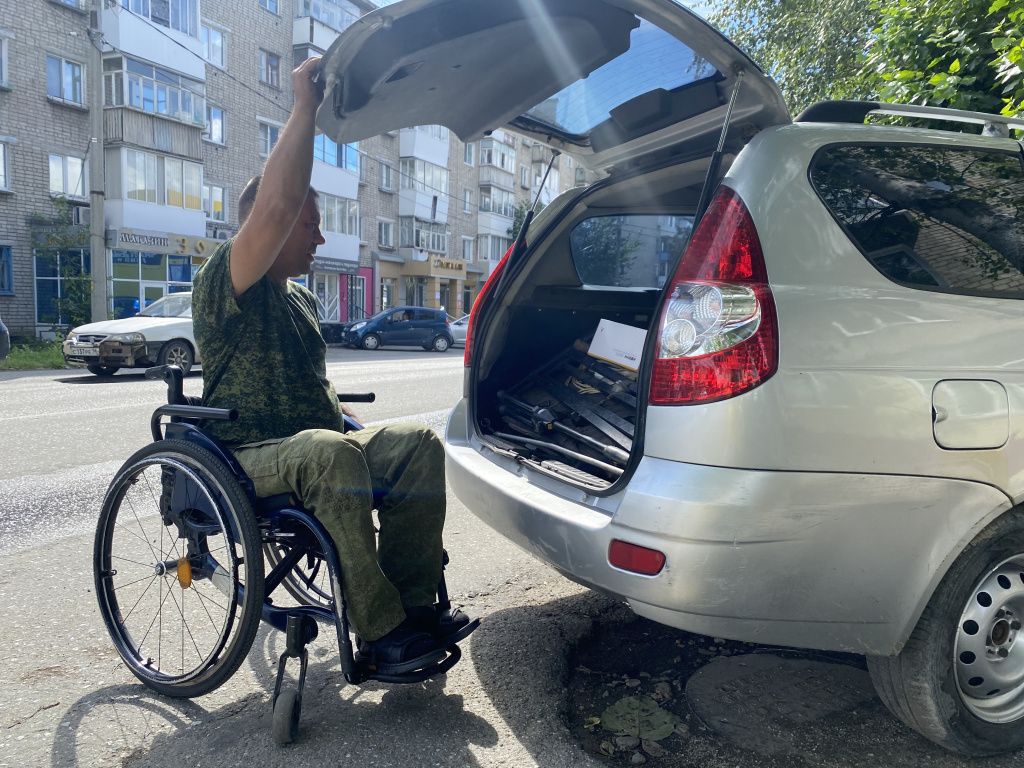 За год у Александра Власова произошли изменения. Старенький автомобиль сгнил напрочь. Его мужчина сдал в утиль и купил подержанное авто. Фото: Анна Куприянова, "Глобус" За год у Александра Власова произошли изменения. Старенький автомобиль сгнил напрочь. Его мужчина сдал в утиль и купил подержанное авто. Фото: Анна Куприянова, "Глобус"