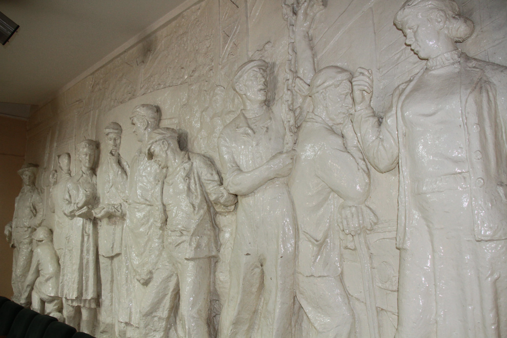 Стены фойе первого этажа Дворца украшают барельефы с изображением рабочих. Фото: Константин Бобылев, “Глобус”