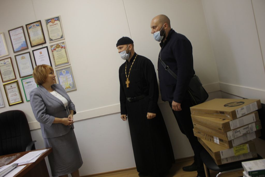 Отец Алексий и Владимир Александрович приехали в медколледж, чтобы вручить ноутбуки. Фото: Мария Чекарова, "Глобус"