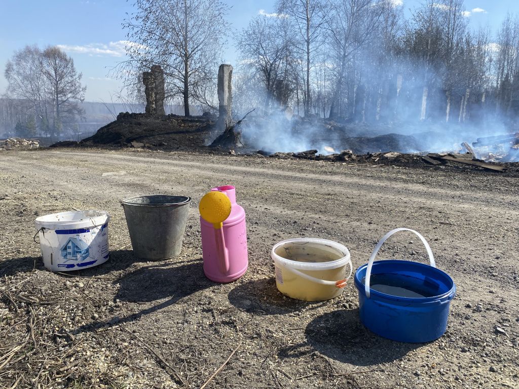 В районе Второй Молочной сгорел частный дом. Погорельцам нужна помощь |  Истории | СеровГлобус.ру