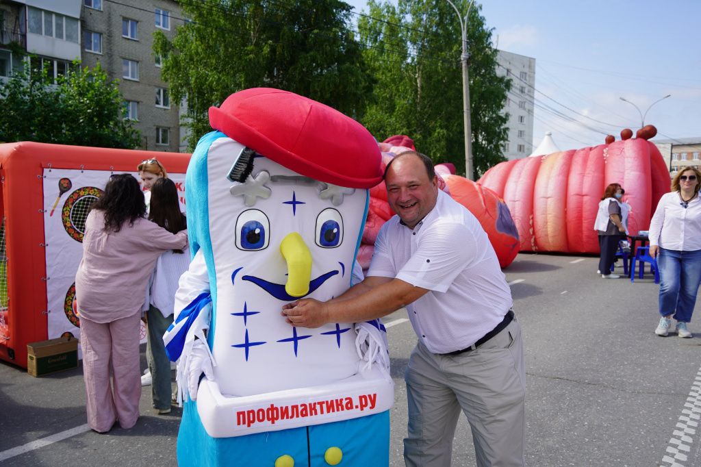 Главный врач Серовской городской больницы Иван Болтасев и Мойдодыр. Фото: пресс-секретарь Серовской городской больницы Олег Романов Главный врач Серовской городской больницы Иван Болтасев и Мойдодыр. Фото: пресс-секретарь Серовской городской больницы Олег Романов