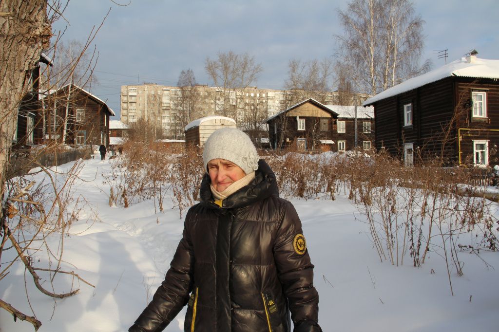 Зинаида Комлева рассказала, что деревья уже падали в районе их дома. Фото: Анна Куприянова, "Глобус"