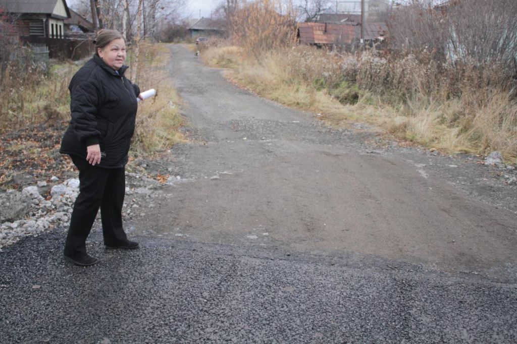 Под дорогой в переулке Косом тоже была водопропускная труба. Ее убрали, новую не положили. Фото: Константин Бобылев, "Глобус"